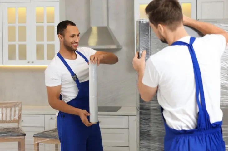 Möbelträger beim stretchen Möbelträger beim stretchen